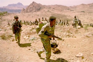 ERITREAN SOLDIERS BEGIN WITHDRAWL FROM FRONT LINES.